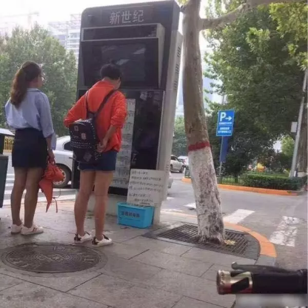 小男孩花光積蓄3500元,「零錢放在公車站」任人拿最多2元,5天後驚見「人性醜陋真面目」!