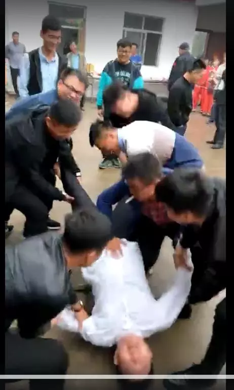 【笑爆】兄弟玩得太過火,新郎還沒接到新娘就被弄死!