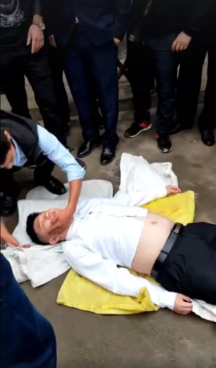 【笑爆】兄弟玩得太過火,新郎還沒接到新娘就被弄死!