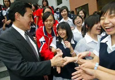 從小帥到大!馬英九「18歲高中畢業帥照」被挖出網友狂讚:根本彭於晏啊!