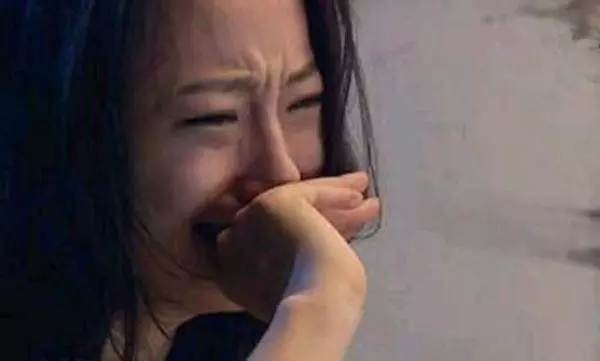 外出千萬不要幫陌生人照相!騙局又升級了,很多人中招,太可怕了!!