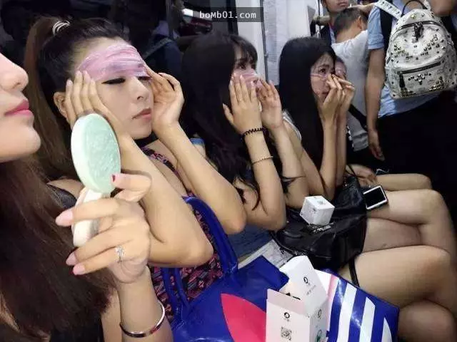 女模一走進車廂就「拿出保險套往臉上放」,乘客好奇問在幹嘛時她們的回答讓大家都驚呆了!