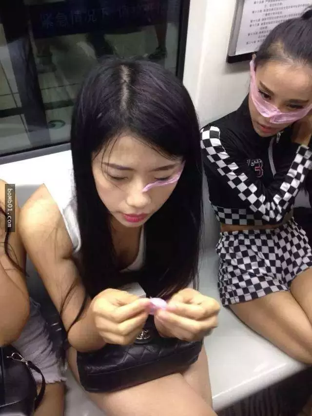 女模一走進車廂就「拿出保險套往臉上放」,乘客好奇問在幹嘛時她們的回答讓大家都驚呆了!