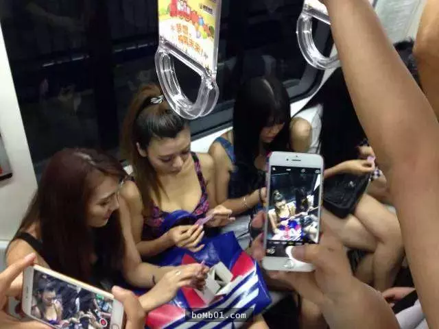 女模一走進車廂就「拿出保險套往臉上放」,乘客好奇問在幹嘛時她們的回答讓大家都驚呆了!