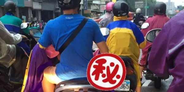 大雨天騎士「有雨衣不穿」!往下一看發現亮點 網友讚爆:太有愛了
