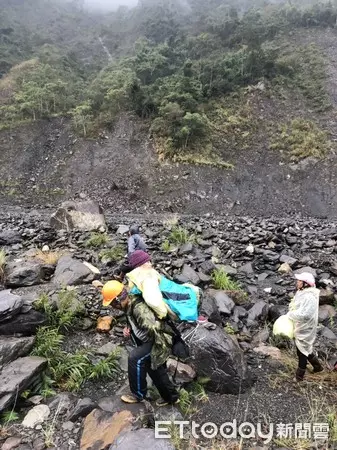 男子揹90歲媽媽爬山涉水只因「媽媽的這一句話」族人流淚感慨:這種孝子真的不多了..