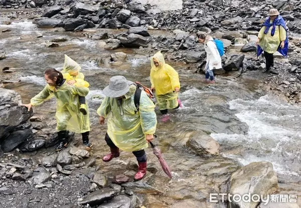 男子揹90歲媽媽爬山涉水只因「媽媽的這一句話」族人流淚感慨:這種孝子真的不多了..