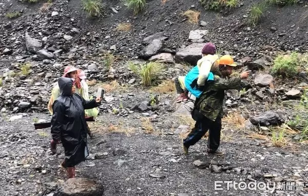 男子揹90歲媽媽爬山涉水只因「媽媽的這一句話」族人流淚感慨:這種孝子真的不多了..