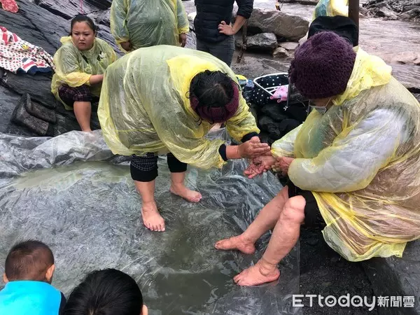 男子揹90歲媽媽爬山涉水只因「媽媽的這一句話」族人流淚感慨:這種孝子真的不多了..