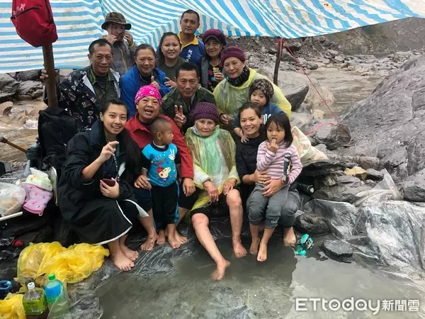 男子揹90歲媽媽爬山涉水只因「媽媽的這一句話」族人流淚感慨:這種孝子真的不多了..