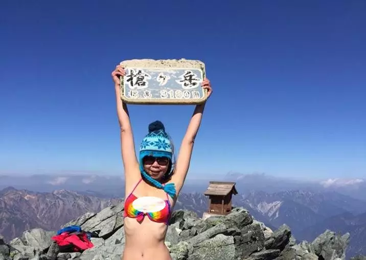 爆紅「比基尼登山客」4年換97套!,自爆3週前才落崖...「撿回一命」哭10分鐘學不乖!找到了...慘被凍死!