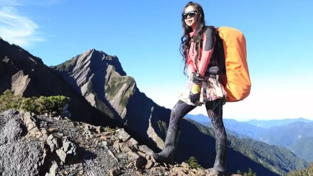 爆紅「比基尼登山客」4年換97套!,自爆3週前才落崖...「撿回一命」哭10分鐘學不乖!找到了...慘被凍死!