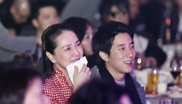 成龍坦言「和老婆林鳳嬌已沒有愛情」!結婚第一天就想結束!