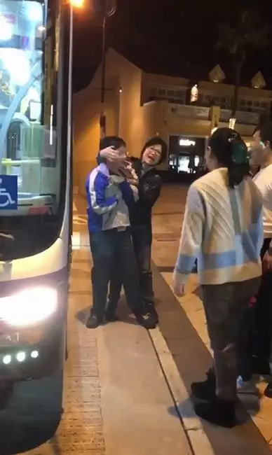擔心失去唯一工作,巴士車長忍氣吞聲任由大媽「欺負」!