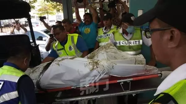 浸泡多時已腫脹 遺體送往醫院解剖。。。。第一時間見到死者,家人大喊:「回家了,快點起來!」,令聞者心酸。