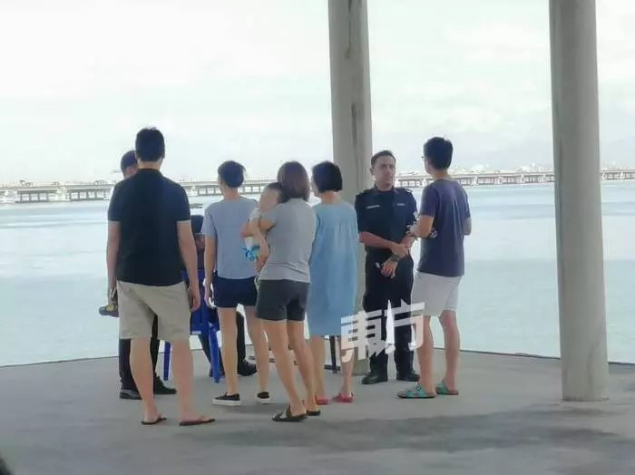浸泡多時已腫脹 遺體送往醫院解剖。。。。第一時間見到死者,家人大喊:「回家了,快點起來!」,令聞者心酸。