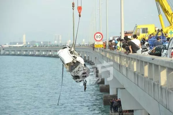 浸泡多時已腫脹 遺體送往醫院解剖。。。。第一時間見到死者,家人大喊:「回家了,快點起來!」,令聞者心酸。