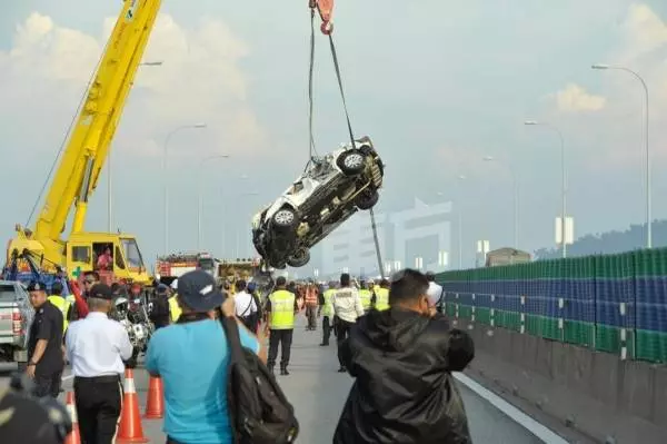浸泡多時已腫脹 遺體送往醫院解剖。。。。第一時間見到死者,家人大喊:「回家了,快點起來!」,令聞者心酸。