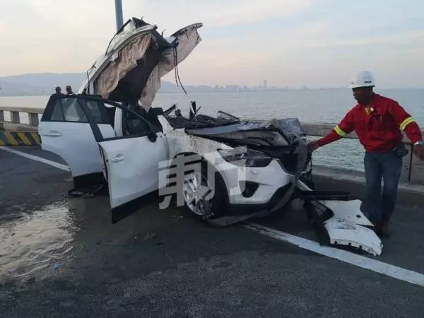 浸泡多時已腫脹 遺體送往醫院解剖。。。。第一時間見到死者,家人大喊:「回家了,快點起來!」,令聞者心酸。