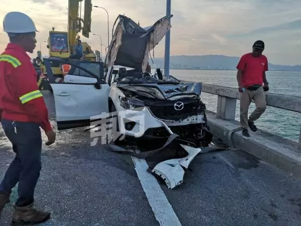 浸泡多時已腫脹 遺體送往醫院解剖。。。。第一時間見到死者,家人大喊:「回家了,快點起來!」,令聞者心酸。