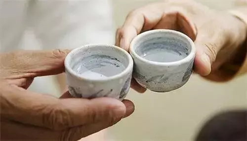 男子喝冷啤酒後洗熱水澡,結果「肚子爆炸大出血」險丟命 原來因為他有這個習慣!