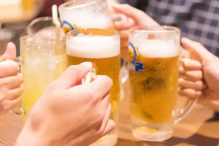 男子喝冷啤酒後洗熱水澡,結果「肚子爆炸大出血」險丟命 原來因為他有這個習慣!