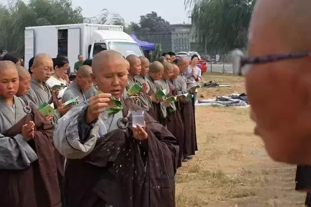 「偷拍」中國真正的尼姑生活...看得我心頭一震!怎麼跟我知道的不一樣!