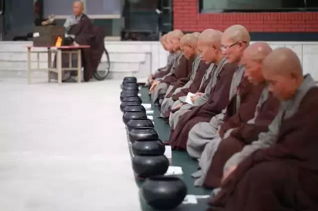 「偷拍」中國真正的尼姑生活...看得我心頭一震!怎麼跟我知道的不一樣!
