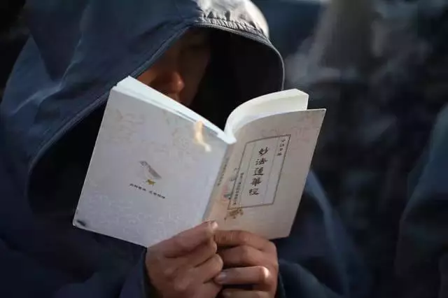 「偷拍」中國真正的尼姑生活...看得我心頭一震!怎麼跟我知道的不一樣!