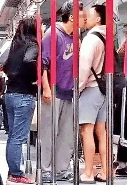 2男子互罵時突然「嘴對嘴Kiss」嚇壞被吻男,網民爆笑:君子動口不動手!(內有視頻)