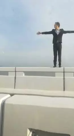 直播跳海, 疑不堪妻提離婚尋短!