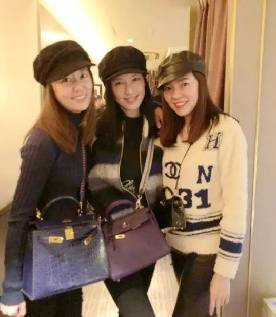 林心如帶霍建華參加好友聚會,網友:關注的點只有她的包!