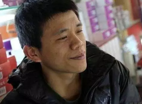 兒子當兵母親去做清潔工,被經理踢倒,老闆對經理說:你明天不用來了!