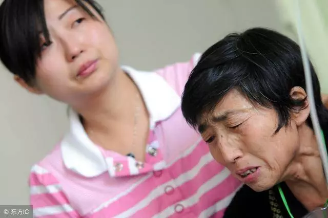 窮孩子借錢上大學,親戚都躲他,姨父趕來一頭豬,十年後還一棟房