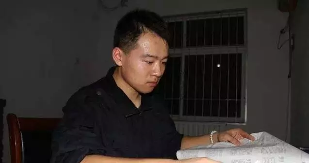 窮孩子借錢上大學,親戚都躲他,姨父趕來一頭豬,十年後還一棟房