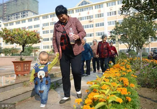 窮孩子借錢上大學,親戚都躲他,姨父趕來一頭豬,十年後還一棟房