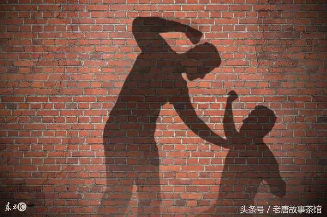 十萬遺產讓兩個兒子爭得頭破血流,養女點了炷香,卻飛來百萬巨款