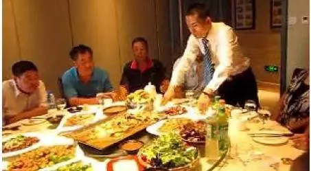同學聚會花3萬,結束我偷偷打包剩菜,回家收到班長微信,我哭了