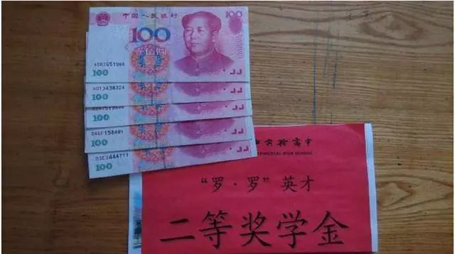 同學聚會花3萬,結束我偷偷打包剩菜,回家收到班長微信,我哭了