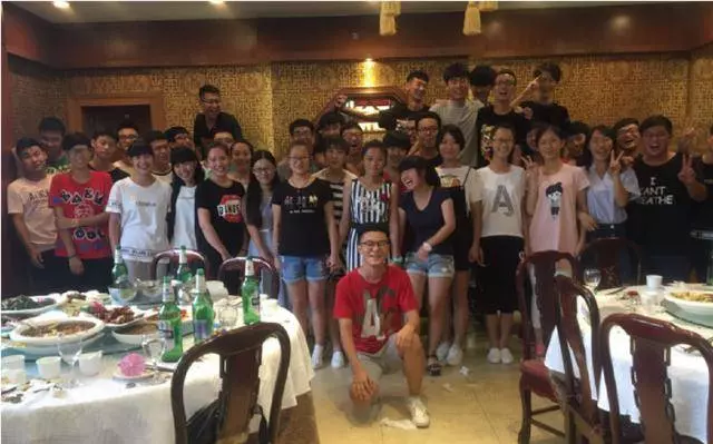 同學聚會花3萬,結束我偷偷打包剩菜,回家收到班長微信,我哭了