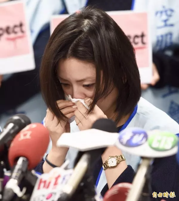 不是第一次!200KG白人「強逼台灣空姐幫他擦屎」還喊:深一點! 被起底過去「更誇張要求」所有乘客被臭翻
