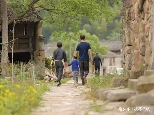 四歲的啞巴兒子忽然對父親說:你後背有個人,想不到救了爸爸一命
