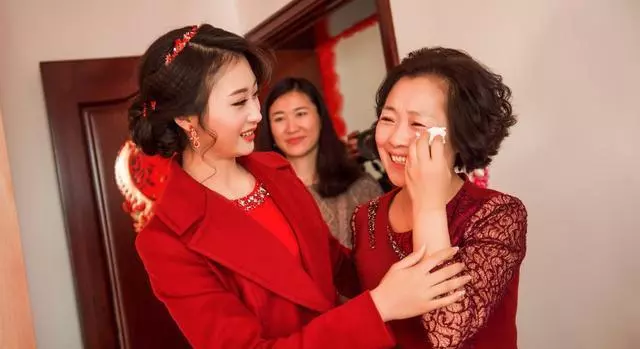 母親車禍昏迷,女兒無意撥錯母親的號碼,電話一接通女兒往回跑