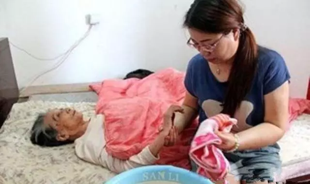 母親車禍昏迷,女兒無意撥錯母親的號碼,電話一接通女兒往回跑