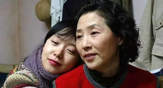 母親車禍昏迷,女兒無意撥錯母親的號碼,電話一接通女兒往回跑