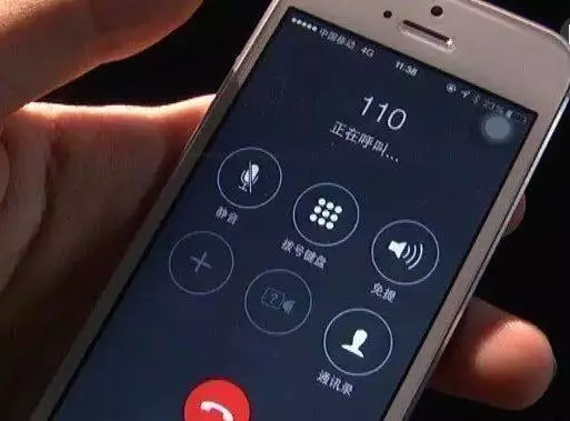 婆婆吃飯放屁,兒媳嫌臭趕去樓道,吃完去開門,瞥見樓梯,報了警