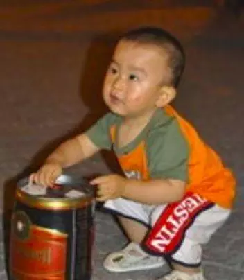 離婚四年,偶遇前丈母娘擺地攤,看到她身邊的男孩,俺愣住了!
