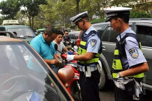 女子開車上班,撞到一老太,逼她跪車前認錯,見到老太兒子,癱地