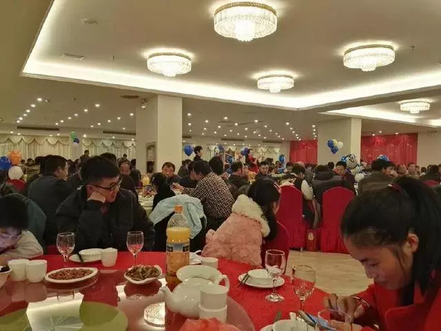 被拐15年的孫兒突然回家,奶奶大擺宴席慶祝,鄰居卻偷偷報警了
