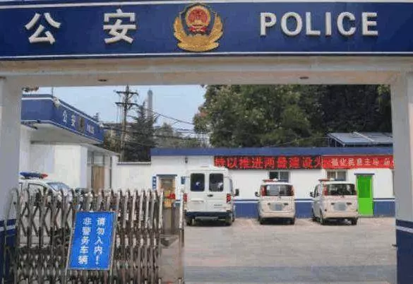 被拐15年的孫兒突然回家,奶奶大擺宴席慶祝,鄰居卻偷偷報警了
